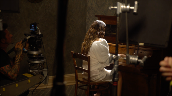 Hunter Simmons拍照于Selena Gomez音樂影片，由Sophie Muller執導