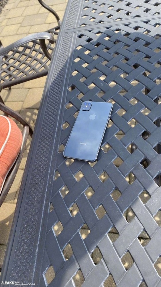 疑似iPhone 12 Pro無劉海真機諜照曝光（圖源Slashleaks）