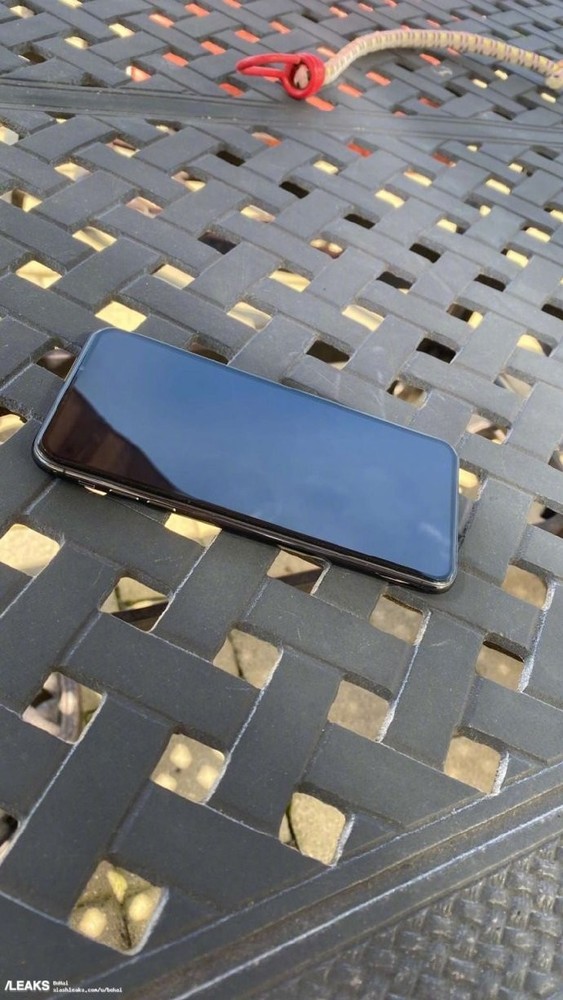 疑似iPhone 12 Pro無劉海真機諜照曝光（圖源Slashleaks）