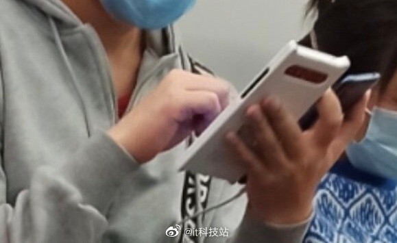 疑似魅族17帶殼真機曝光（圖源微博）